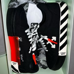 Black & White Vulcanzied low-top Sneakers